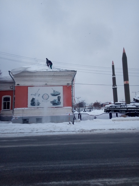 Очистка крыш от снега и наледи промышленными альпинистами