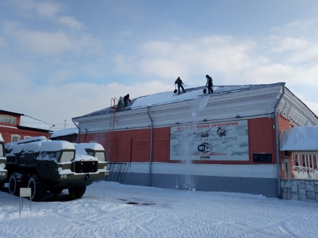 Очистка крыш от снега и наледи промышленными альпинистами 3