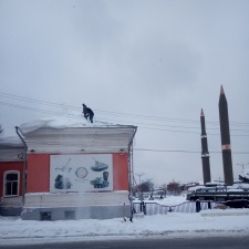 Очистка крыш от снега и наледи промышленными альпинистами